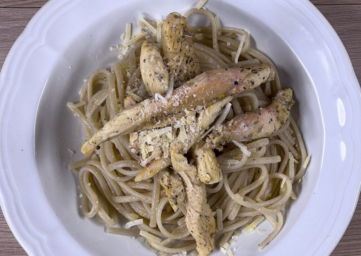 Pasta con pollo y salsa alfredo