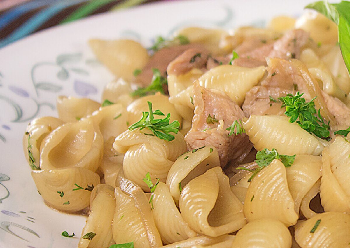 Chivo guisado con conchas