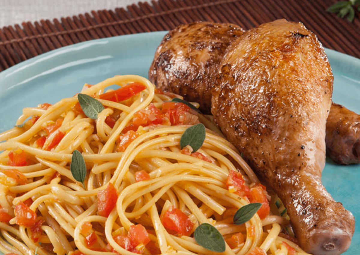 pastas-pollo-asado-con-piernas-de-pollo-doradas-banner